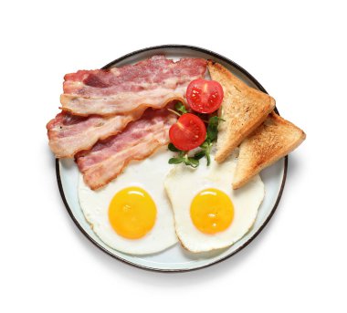 Beyaz arka planda leziz yumurta, tost, domates ve pastırma tabağı. Üst görünüm