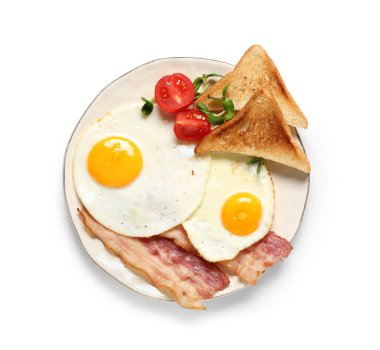 Beyaz arka planda leziz yumurta, tost, domates ve pastırma tabağı. Üst görünüm