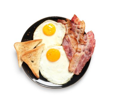 Lezzetli kızarmış yumurtalı tava, kızarmış ekmek ve beyaz arka planda pastırma. Üst görünüm