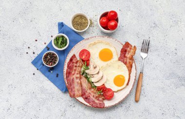 Lezzetli sahanda yumurta, pastırma, mantar, domates ve baharatlarla dolu bir tabak. Üst görünüm