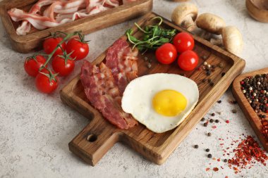 Yağda yumurta, pastırma, domates ve saçılmış baharatlar.