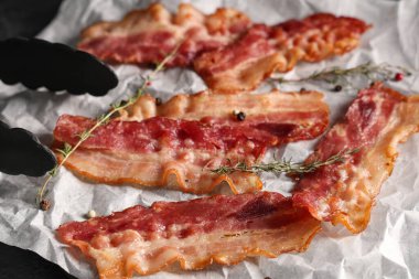 Kağıt üzerinde baharatlı kızarmış pastırma dilimleri.