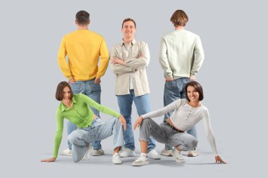 Açık renkli kot gençlerin Grup