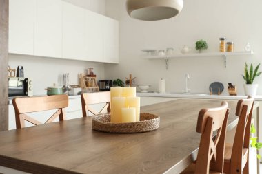 Mutfak masasında mumlar olan şık bir oda.