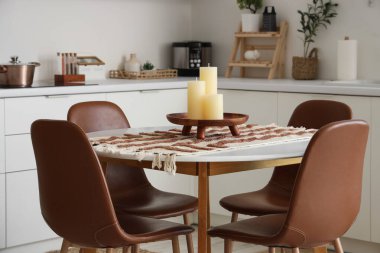 Modern mutfakta mumlar yuvarlak masada.