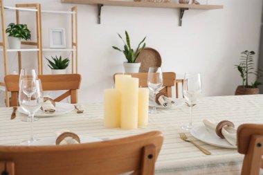 Yemek odasında şenlik masası.