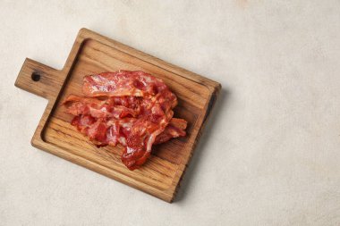 Beyaz arka planda kızarmış pastırma pastırmalı ahşap döşeme.