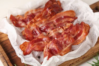 Beyaz arka planda kızarmış pastırma pastırmalı ahşap döküntü, yakın plan.