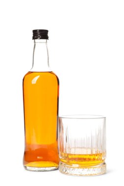 Beyaz arka planda şişe ve bir bardak rom.