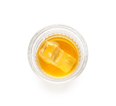 Beyaz arka planda bir bardak rom, üst görünümde.