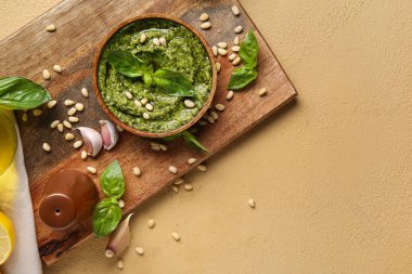 Çam fıstığı, sarımsak ve fesleğen yapraklı bir kase lezzetli pesto sosu.