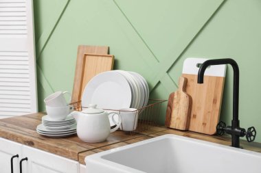 Mutfakta lavabonun yanında temiz bulaşıkları olan tutucu.