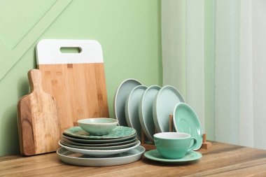 Mutfakta temiz tabakları ve bardağı olan bir tutucu.