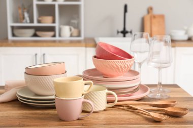 Mutfakta temiz tabaklar var.