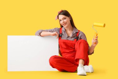 Genç bayan ressam sarı arka planda boş bir posterle resim yapıyor.