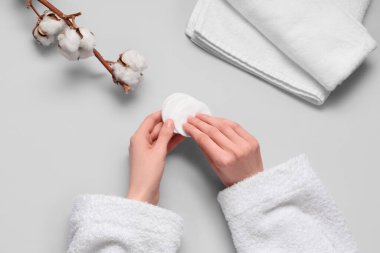 Beyaz arka planda pamuk yastıklı kadın elleri