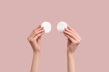 Bej arka planda pamuklu kadın eli.