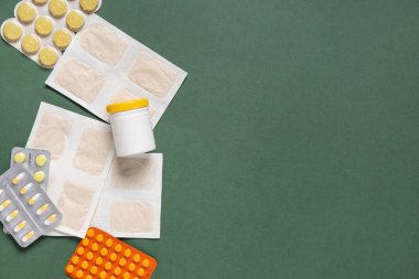 Yeşil arka planda haplı hardal alçıları.