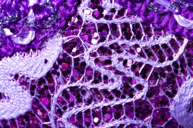 Arka planda pullar olan mor dekoratif kumaş dokusu, yakın plan