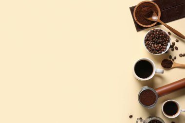 Fasulyeli bir fincan sıcak kahve, tatlı çikolata ve sarı arka planda bir bardak toz.