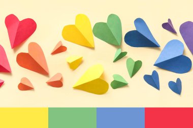 Bej arka planda birçok gökkuşağı kağıt kalbi var. Sevgililer Günü için farklı renk kalıpları 