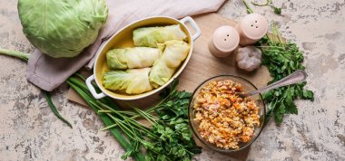 Pişmemiş lahana ruloları ile grunge arkaplanda kompozisyon