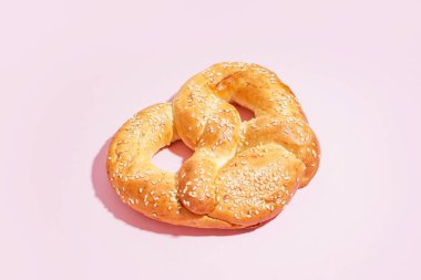 Pembe arka planda lezzetli krakerler.