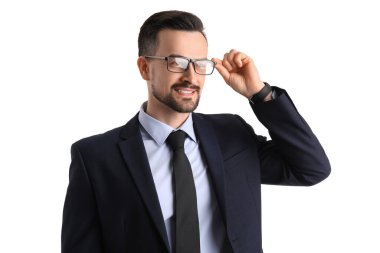 Beyaz arka planda gözlüklü yakışıklı bir iş adamı.