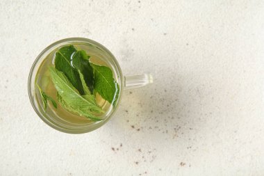 Grunge Light arka planında bir fincan taze nane çayı.
