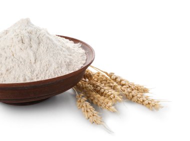 Beyaz arka planda izole edilmiş buğday unu ve dikenli kase.