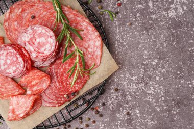 Gri arka planda lezzetli salam dilimleri ile şebeke