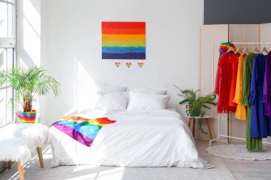 LGBT bayrağıyla aydınlık yatak odasının içi