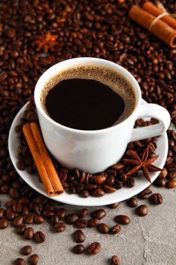 Tarçınlı ve fasulyeli bir fincan lezzetli kahve.