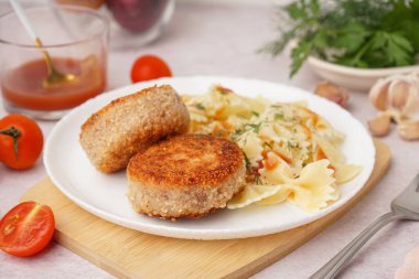 Beyaz arka planda makarna ile lezzetli et pirzolası tabağı