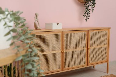 Modern hafif ahşap çekmeceleri olan şık bir oturma odası.