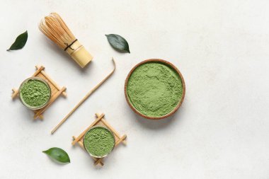 Hafif arkaplanda pudralanmış kibrit çay ve aksesuarlı kompozisyon