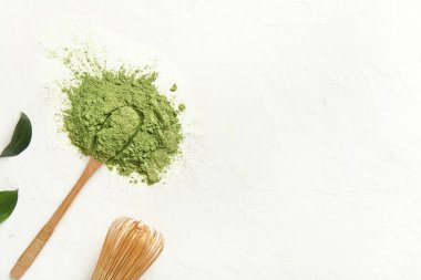 Hafif arka planda bir yığın toz kibrit çay, kaşık ve chasen.