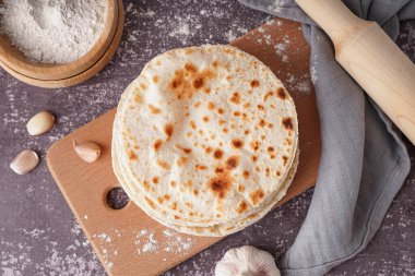 Gri arkaplanda lezzetli pita ekmeği tahtası