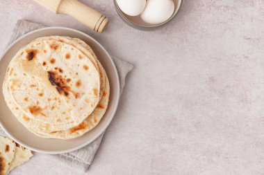 Beyaz arka planda bir tabak lezzetli pita ekmeği.