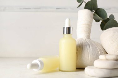 Açık arkaplanda okaliptüs dallı spa aksesuarları ile kompozisyon