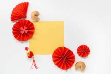 Beyaz arka planda Çin sembolleri ve fal kurabiyeleri olan boş bir kart. Yeni yıl kutlaması