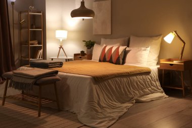 Akşamları şık, rahat bir yatak odası.