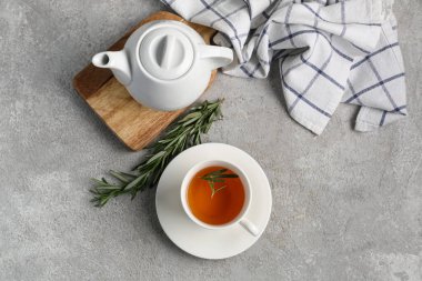 Gri arkaplanda bir fincan sıcak biberiye çayı.