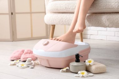 Masaj banyosu ve banyo malzemesi olan kadın bacakları.