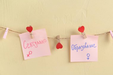Sarı arka planda Rusça yazılı yazılı yazılı yazılı ip ve kağıt kağıtlar. Cinsel eğitim
