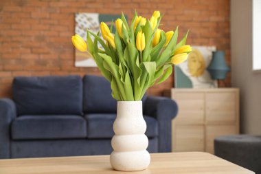 Oturma odasındaki vazodaki güzel laleler.