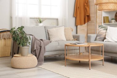 Oturma odasının iç tarafında rahat bir kanepe ve kahve masası var.