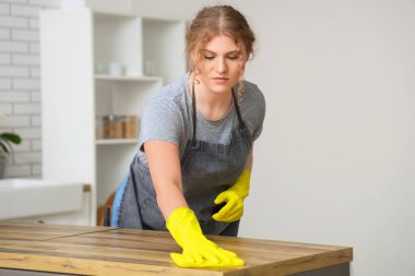 Mutfakta temizlik yapan kadın hademe.