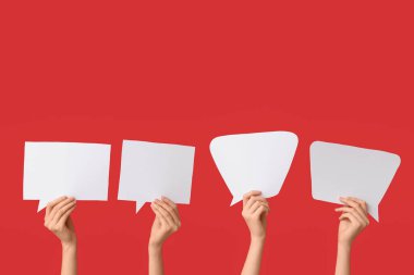 Kırmızı arkaplanda konuşma baloncukları olan kadın eller