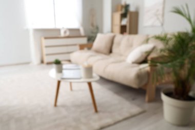 Koltuğu, masası ve çekmeceleri olan bulanık oturma odası manzarası